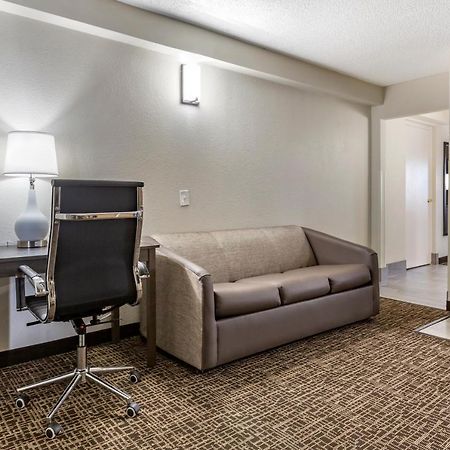 Quality Inn & Suites Spring Lake - Fayetteville Near Fort Bragg Екстер'єр фото