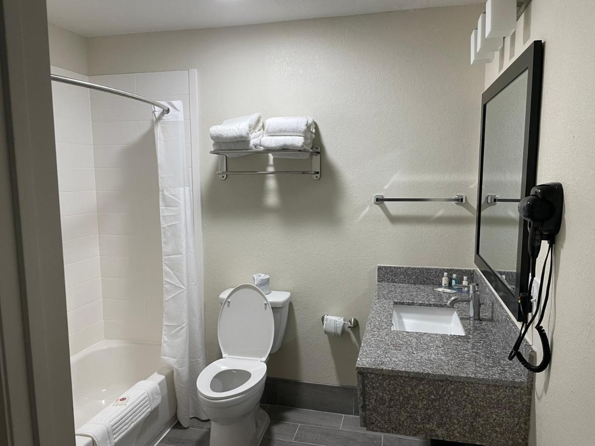 Quality Inn & Suites Spring Lake - Fayetteville Near Fort Bragg Екстер'єр фото