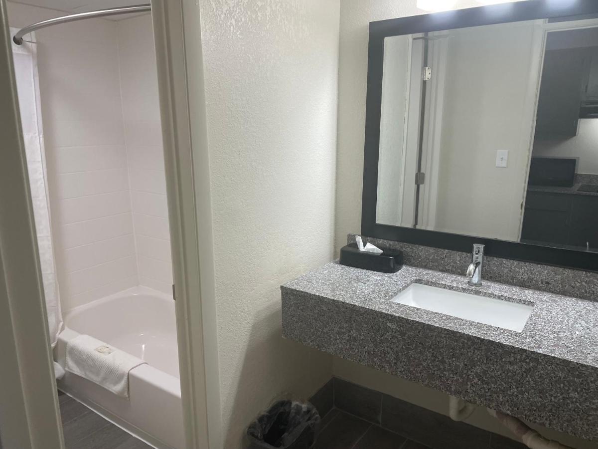 Quality Inn & Suites Spring Lake - Fayetteville Near Fort Bragg Екстер'єр фото
