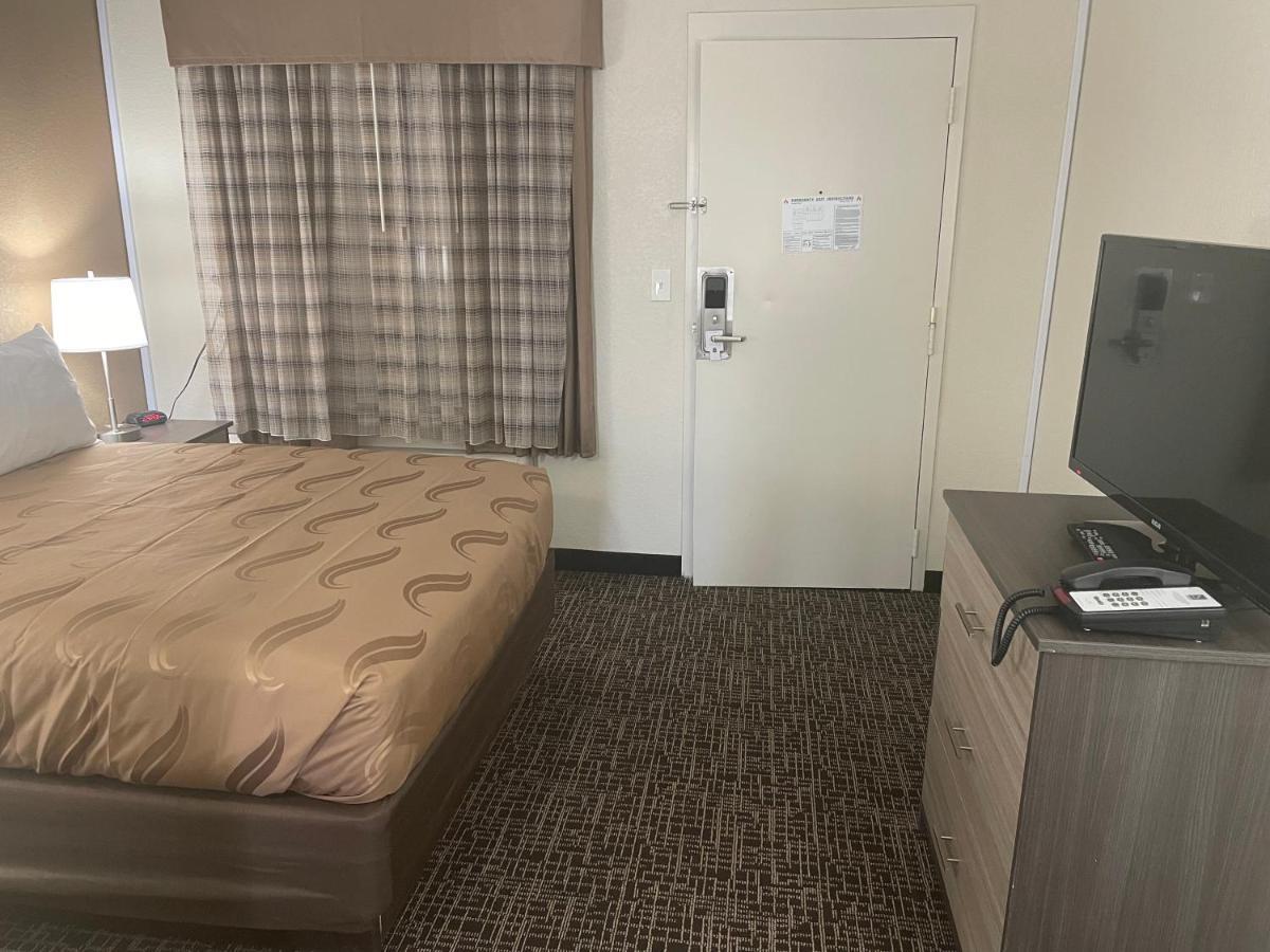 Quality Inn & Suites Spring Lake - Fayetteville Near Fort Bragg Екстер'єр фото