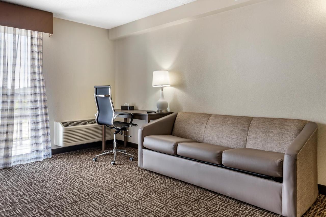 Quality Inn & Suites Spring Lake - Fayetteville Near Fort Bragg Екстер'єр фото